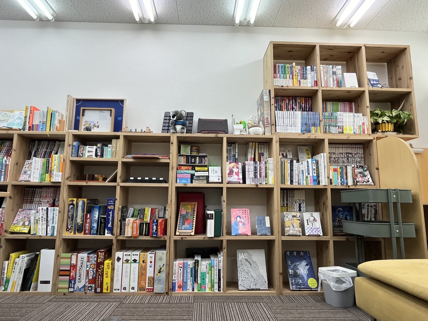 本棚の並ぶ図書スペース